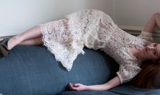 Mỹ nhân Phoebe Dynevor lần đầu làm mẫu ảnh