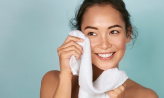 Dùng khăn bông lau mặt, tưởng không hại nhưng lại hại không tưởng