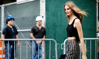 Tank Top là gì? Từ chiếc áo bơi đến item mùa hè không thể thiếu