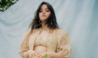 Selena Gomez và dàn sao ở nhà vẫn tích cực diện trang phục gợi cảm