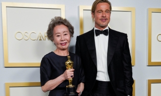 Niềm tự hào châu Á Youn Yuh Jung mặc váy tối màu nhận tượng vàng Oscar