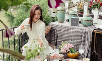 Vẻ dịu dàng của Hoa hậu Đỗ Mỹ Linh càng thêm mong manh nhờ màu sắc trang phục thanh nhã này