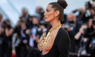 Miếng dán ngực là 'vũ khí' để Bella Hadid chinh phục chiếc váy lá phổi