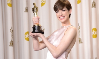Anne Hathaway mất điểm trầm trọng vì váy áo tại Oscar 2013
