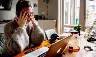 'Work From Home' thì không cần bôi kem chống nắng?