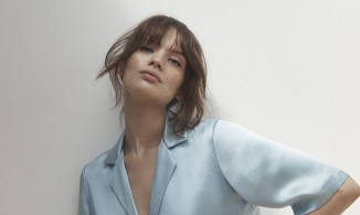 Áo sơ mi pastel là 1 trong 5 món đồ 'hack' tuổi mà nàng 30 nên sắm