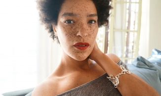 Nàng người mẫu nổi bật nhờ gương mặt tàn nhang 