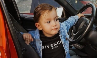 Cậu bé gây ấn tượng khi mới 3 tuổi đã diện loạt hàng hiệu