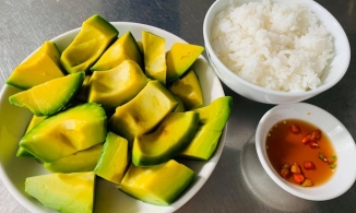 Cơm bơ dầm nước mắm Buôn Mê, món ăn đầy sáng tạo và đậm chất Việt