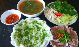 Bánh hỏi ăn cùng với gì? Ở Bình Định, không gì khác ngoài cháo lòng
