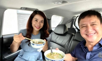 NS Chí Trung mua phở vào ô tô thưởng thức, Salim cũng ngồi ô tô ăn xôi chè