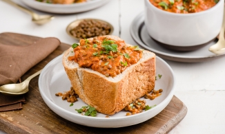 Bunny Chow, món bánh mì nhồi cà-ri được nhiều người yêu thích ở Nam Phi