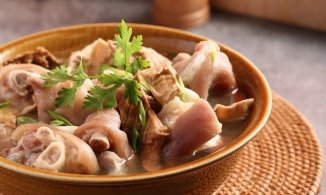 Cách nấu canh măng khô móng giò heo bổ dưỡng, cực hợp với bữa cơm đầu đông