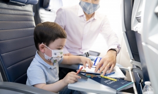 3 vị trí tốt nhất cho trẻ em khi đi máy bay, vừa an toàn vừa tiện cho cha mẹ