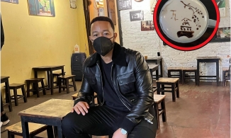 Ca sĩ nổi tiếng John Legend thưởng thức cà phê trứng nổi tiếng của Hà Nội