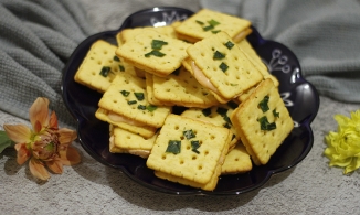 Cách làm bánh hành pho mai trendy, chẳng cần lò nướng vẫn có món ngon