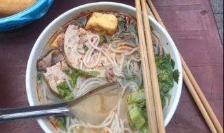 Chuyện đi ăn tiệm, đi cafe ngày Tết: Phụ thu 50 - 100% giá; giá cao mà chất lượng đi xuống