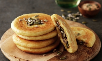 Hotteok, món bánh đường phố càng lạnh càng được ưa chuộng ở Hàn Quốc