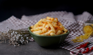 Cách làm nui chiên tỏi ớt giòn rụm để ăn vặt thay bim bim