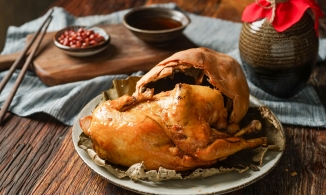 Gà ăn mày, món ăn lạ tai nhưng được nhiều người yêu thích khi đến Trung Quốc