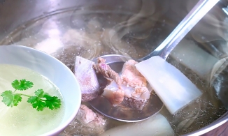 Muốn nước ninh xương trong vắt, ngọt lừ, hãy tránh 5 sai lầm khi ninh xương này