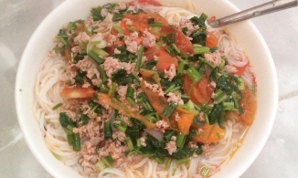 Cách nấu bún thịt băm cà chua đơn giản, chỉ 15 phút là có ngay bữa sáng ngon miệng
