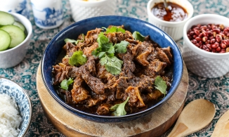 Rendang, món bò hầm cay không thể thiếu trong lễ lạt, cưới hỏi ở Indonesia