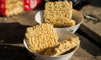 Ăn mì ăn liền nhiều thế nhưng bạn đã biết vì sao sợi mì ăn liền có hình lượn sóng chưa?