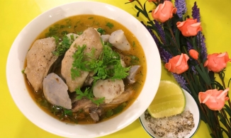 Cách nấu canh khoai sọ thịt gà ngon ngọt, nấu nhanh cho ngày đi làm bận rộn