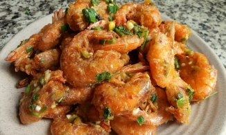 Cách làm tôm rang trứng muối đậm đà, thơm ngậy, 1 món mặn vét sạch nồi cơm