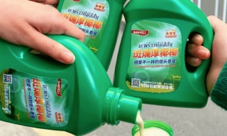 Trà sữa có thiết kế giống chai nước giặt xả, vừa “lên kệ” đã phải dừng bán vì gây tranh cãi