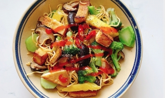 Cách làm mì xào đậu hũ rau củ đơn giản, đủ chất cho bữa ăn chay trong những ngày bận rộn