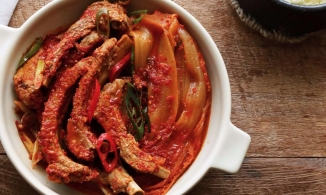 Cách làm sườn om kim chi chuẩn vị Hàn Quốc, ăn với cơm hay nhậu lai rai đều hợp