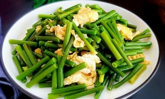 Cách làm trứng xào ngồng tỏi, bí quyết để không hăng, không tanh