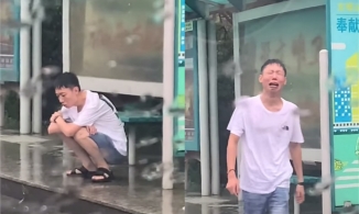 Chờ đợi cả tiếng trong mưa, người đàn ông bật khóc khi thấy vợ đến đón