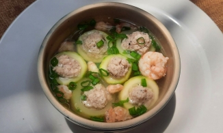 Cách làm canh bí ngòi nhồi tôm thịt thanh mát đưa cơm ngày đầu hè