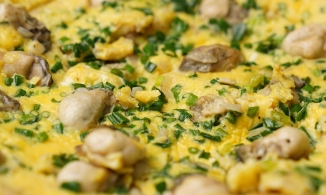 Cách làm hàu chiên trứng vừa thơm vừa ngậy ăn mãi không chán