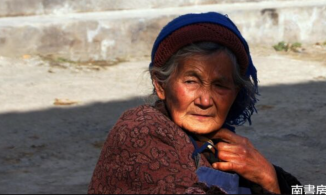 Cụ bà nghèo ăn cơm với dưa muối, mất đi để lại số tiền cần 6 người đếm