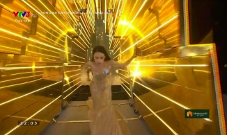 Ngọc Hằng suýt ngã trong phần thi trang phục dạ hội tại Miss World Vietnam 2022