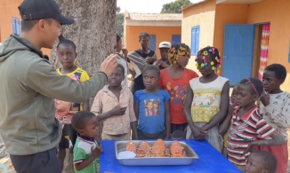 Quang Linh Vlogs chê Lôi Con kém sang, ăn tôm hùm chẳng khác gì đùi gà