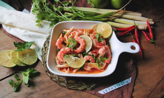 Cách làm tôm trộn chanh sả chuẩn vị Thái, ăn ngày nóng cực hợp