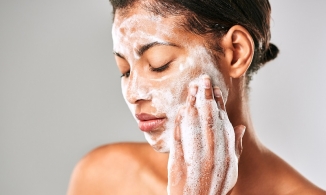 Da mụn nên dùng sữa rửa mặt nào mới tốt?