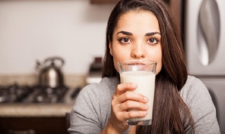 Uống sữa buổi tối có béo không? Tại sao?