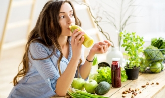 Ăn gì để tóc mau dài và suôn mượt?