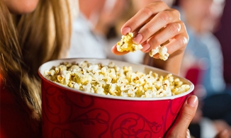 Tại sao các rạp chiếu phim chọn bán bỏng ngô mà không phải món khác?