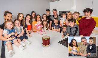 Gia đình đông con nhất nước Anh mua sắm quần áo như thế nào? 