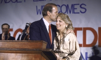 Các cặp tình nhân có ăn mặc ăn ý được như vợ chồng ông Joe Biden?