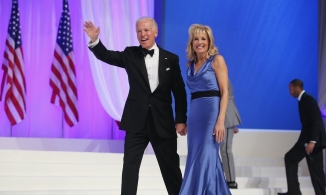 Bà Jill Biden muốn truyền tải thông điệp gì thông qua ngôn ngữ thời trang?