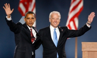 Tổng thống Joe Biden và ông Obama luôn xuất hiện đồng điệu bên nhau