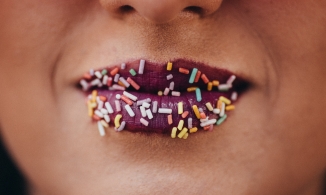 Một đôi môi căng bóng, quyến rũ với 7 mẹo sau